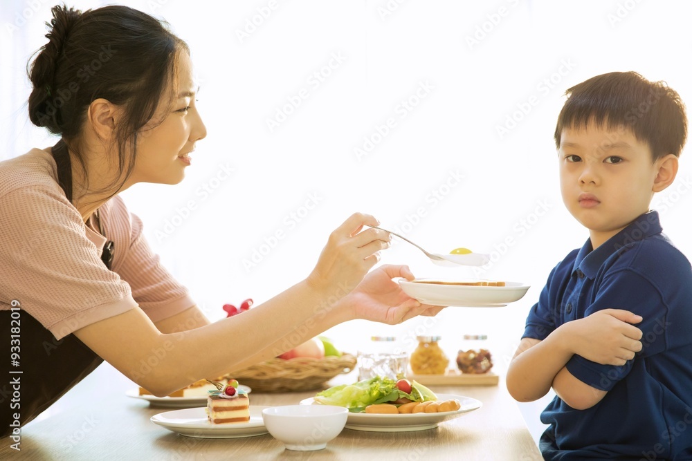 母親のご飯を食べようとしない男の子