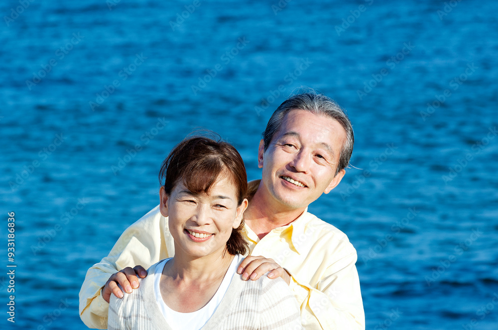 Fototapeta premium 海辺のシニア夫婦