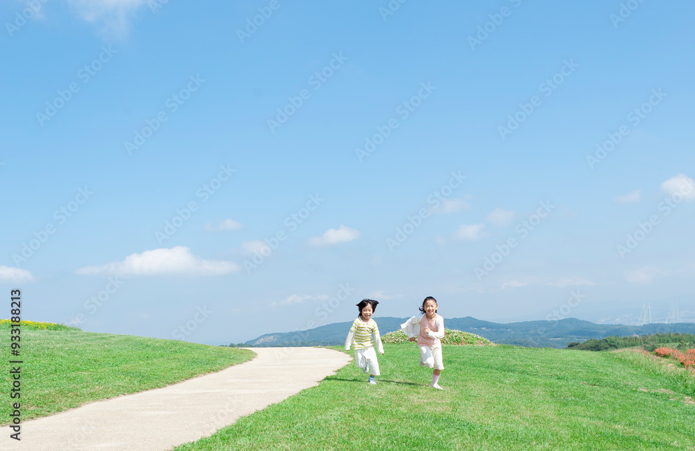 芝生を走る女の子と男の子