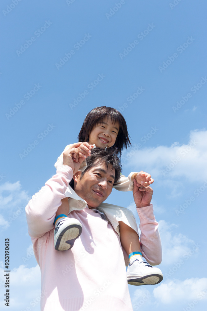肩車をする親子 肩車をする親子