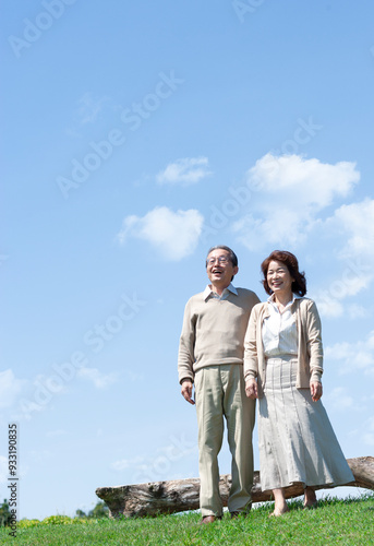 芝生を歩くシニア夫婦