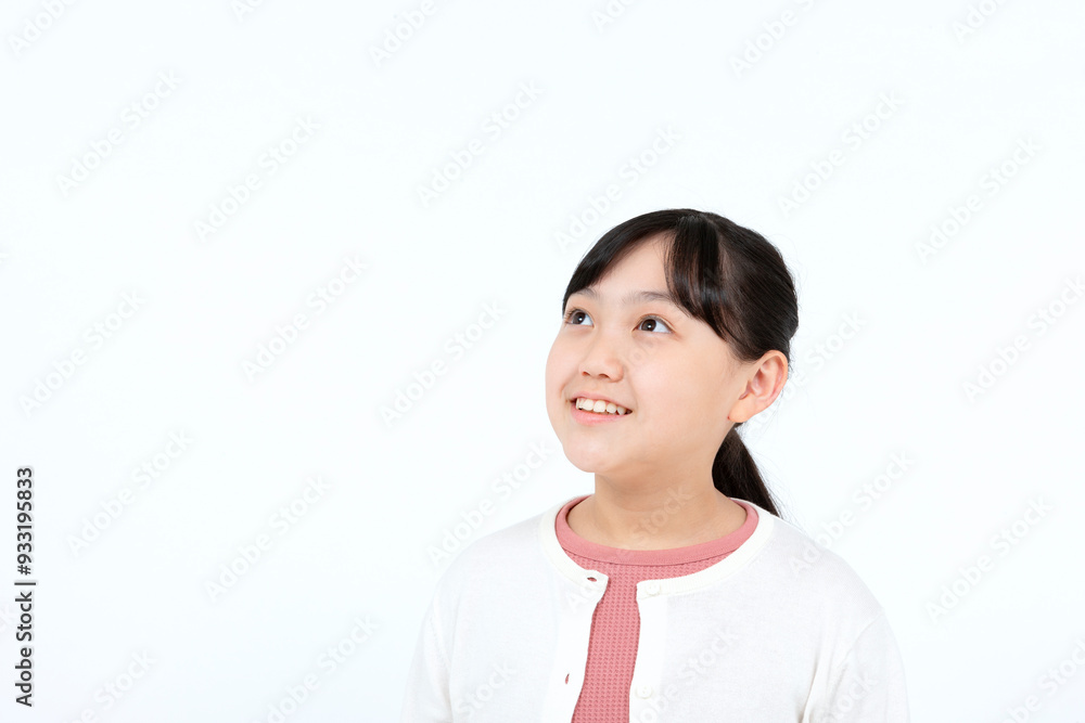 見上げる笑顔の女の子