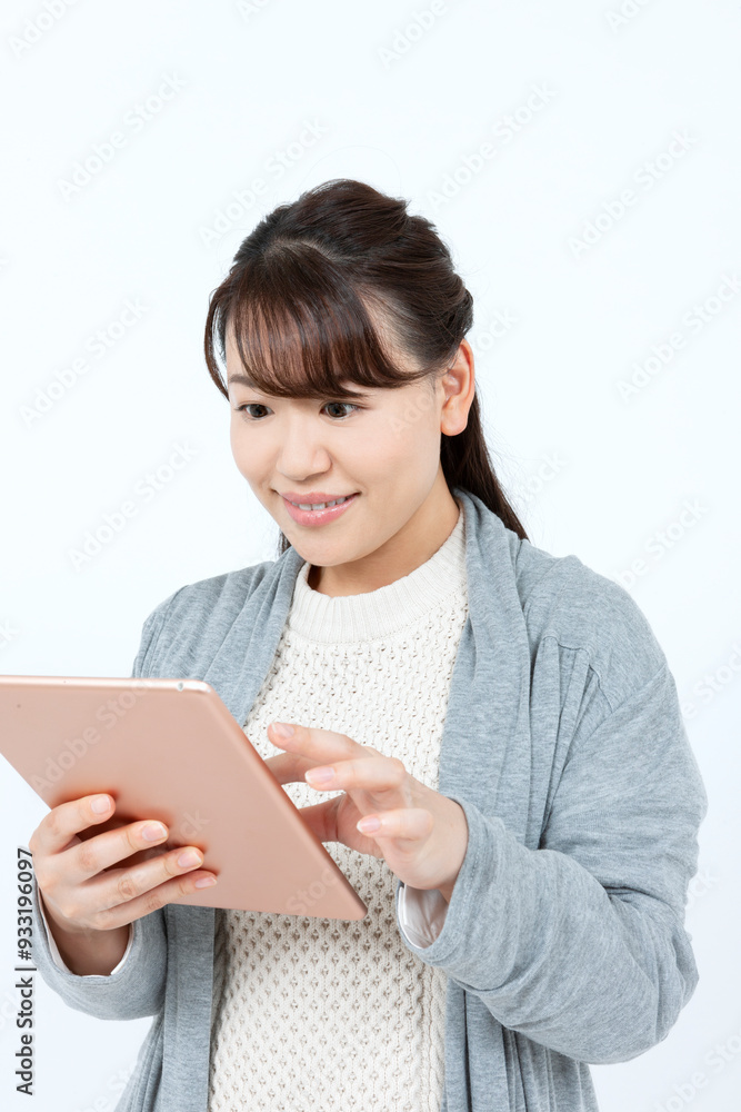 タブレットPCを操作する女性 タブレットPCを操作する女性