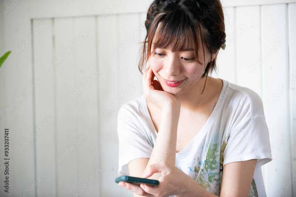 スマホを見ている女性 スマホを見ている女性