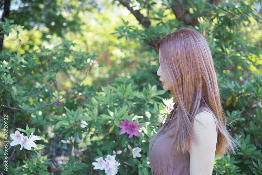 植物を背景に撮影した女性のポートレート 植物を背景に撮影した女性のポートレート