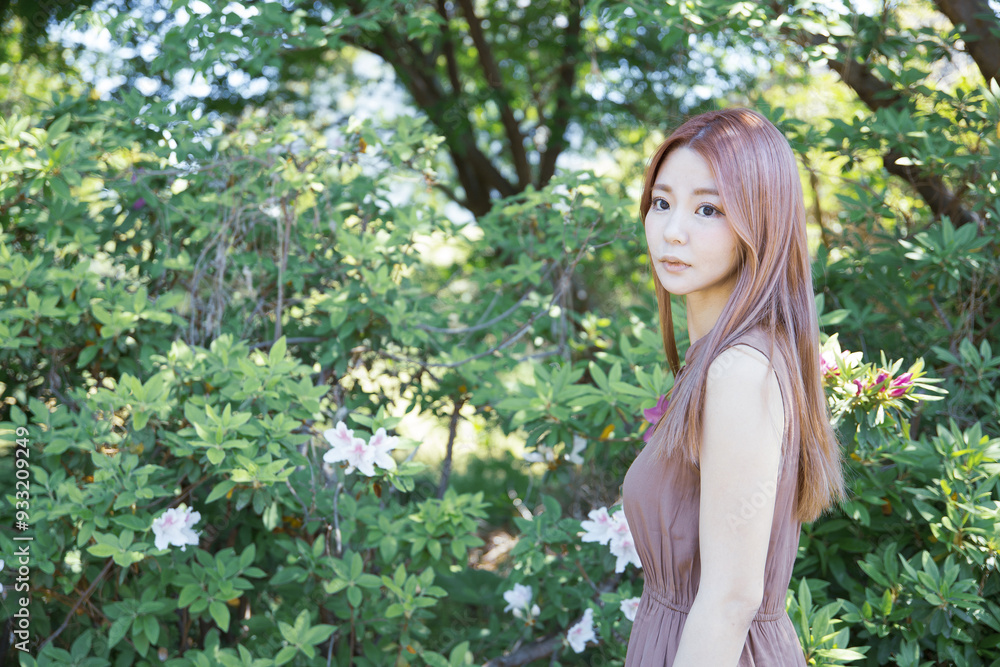 植物を背景に撮影した女性のポートレート 植物を背景に撮影した女性のポートレート