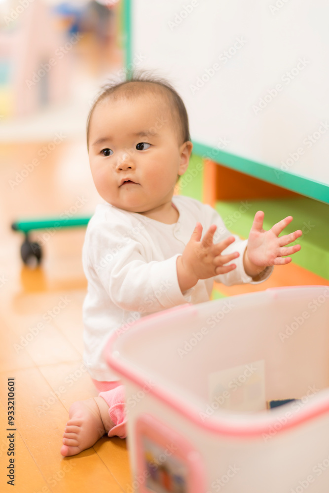 キッズルームで遊ぶ赤ちゃん キッズルームで遊ぶ赤ちゃん