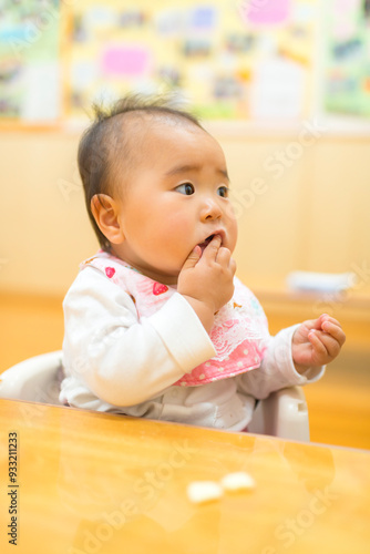 おやつを食べる赤ちゃん