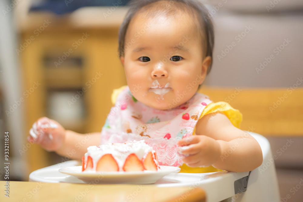 1歳の誕生日ケーキを食べる子供 1歳の誕生日ケーキを食べる子供