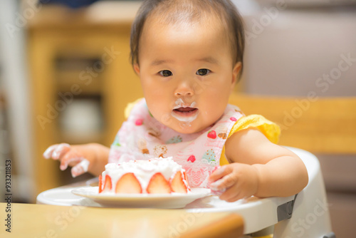 1歳の誕生日ケーキを食べる子供