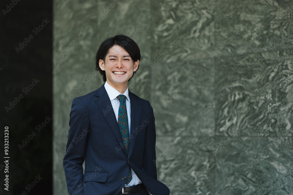 出社する若い男性・マンションのロビー背景・ビジネスイメージ 出社する若い男性・マンションのロビー背景・ビジネスイメージ
