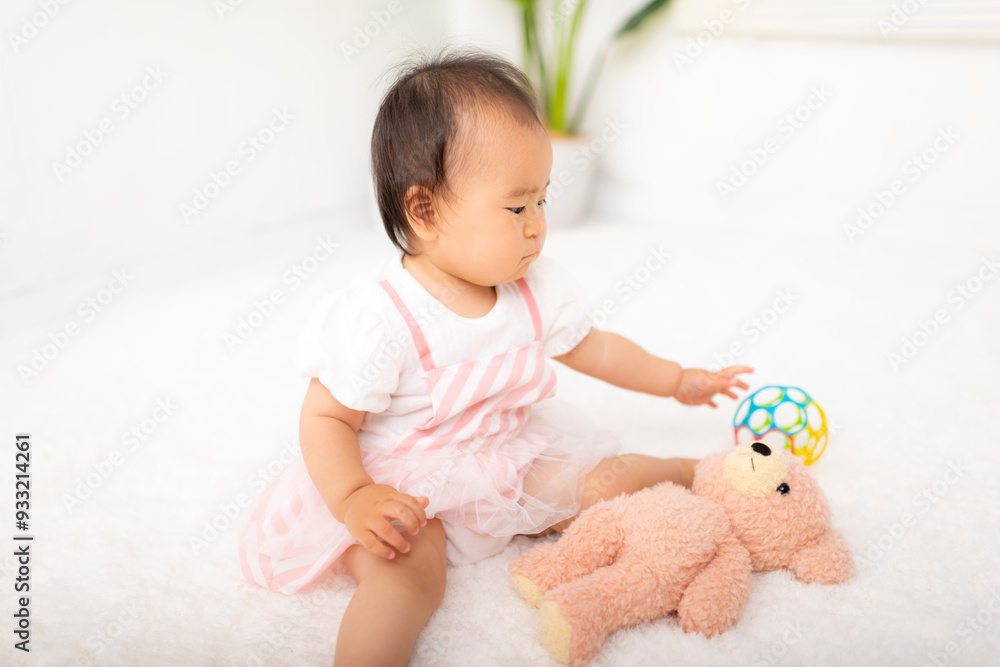部屋で遊ぶ赤ちゃん 部屋で遊ぶ赤ちゃん