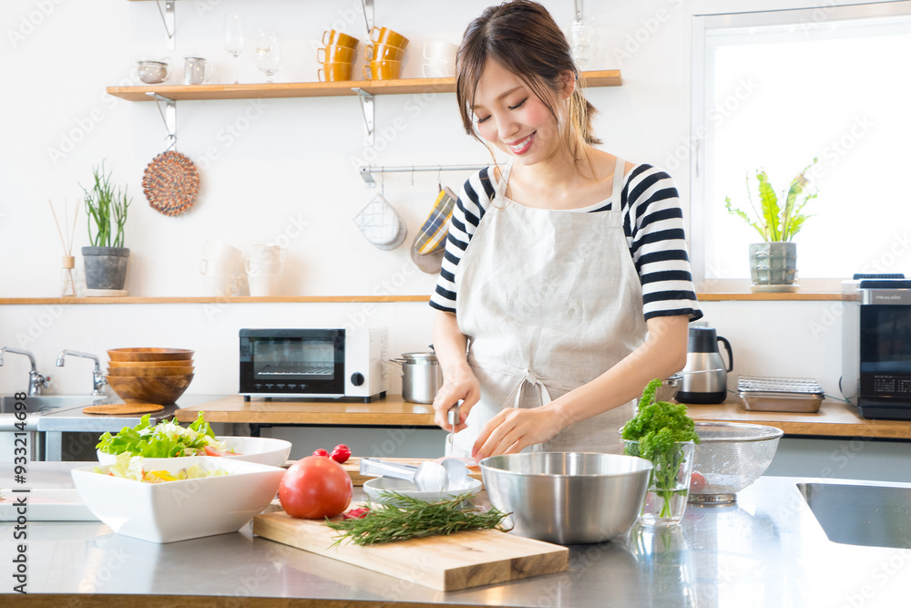 キッチンで料理を作る若い女性 キッチンで料理を作る若い女性