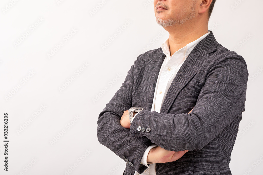 Naklejka premium 腕を組んでいる中年男性