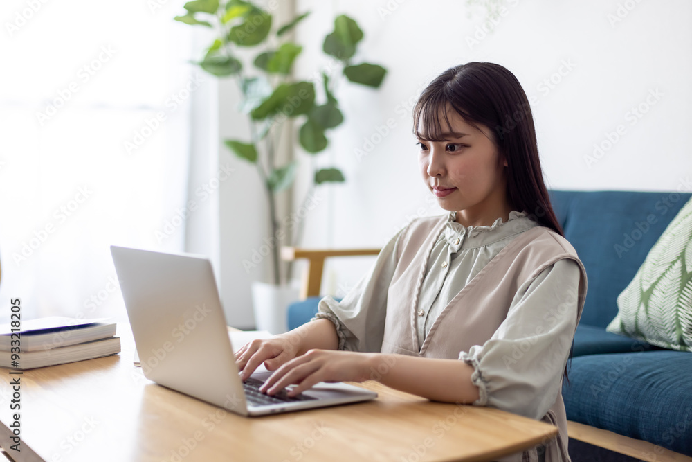 オンライン授業を受けている女性