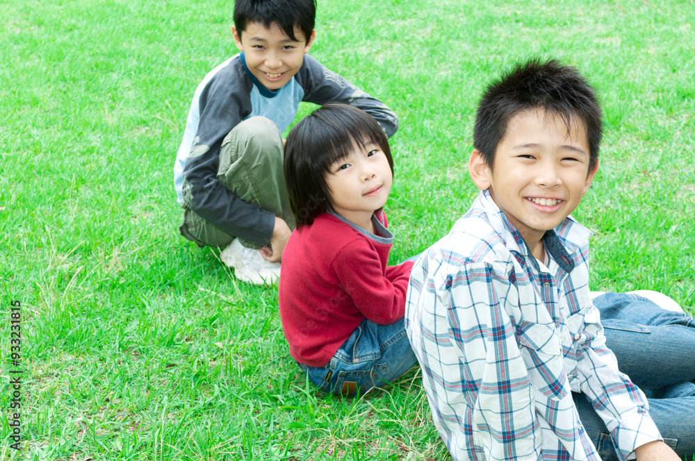 座っている男の子3人 座っている男の子3人