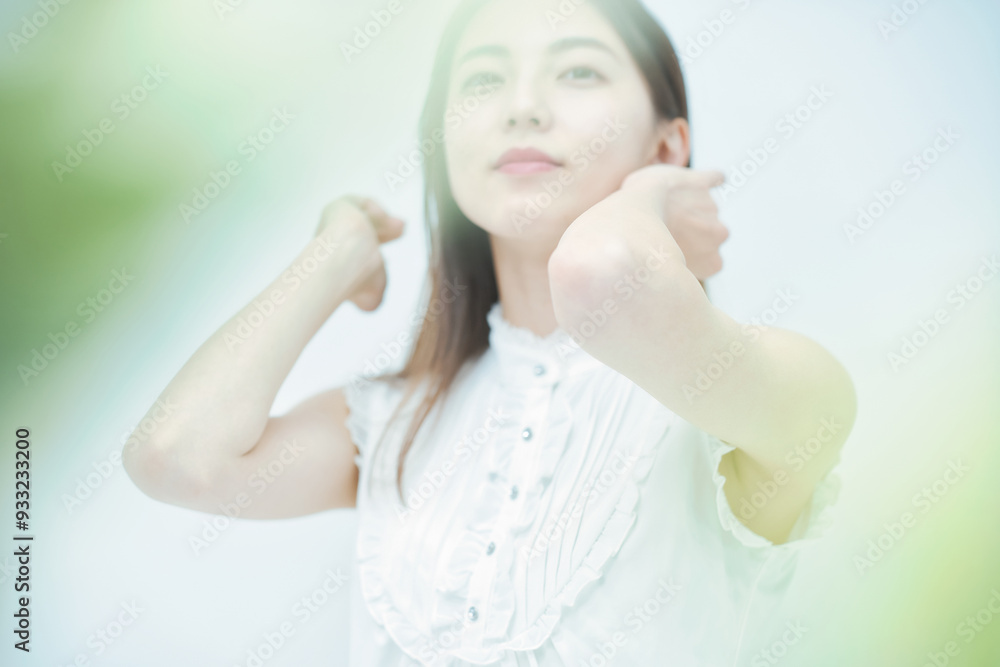 Fototapeta premium リラックスした表情で髪を整える若い女性