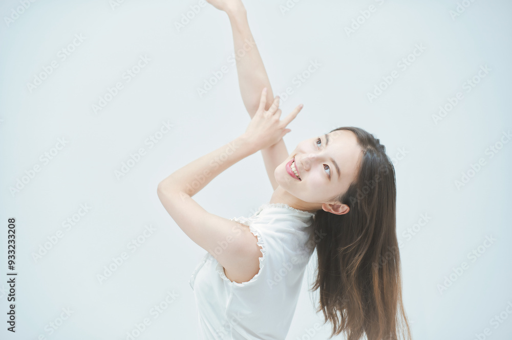 優雅に踊る若い女性