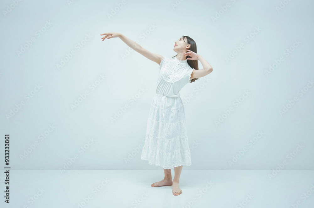 優雅に踊る若い女性 優雅に踊る若い女性