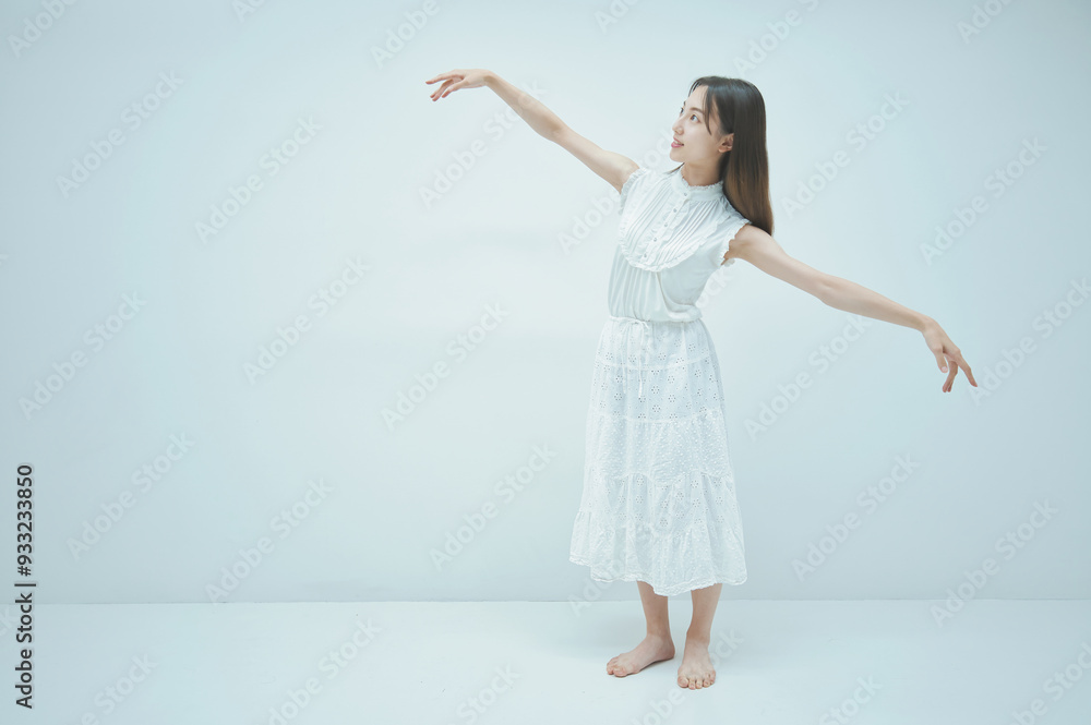 優雅に踊る若い女性 優雅に踊る若い女性