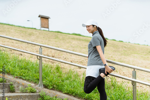 ランニングの準備運動をする女性 photo