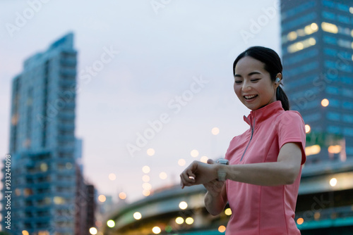 スマートウォッチを操作するスポーツウェアの女性