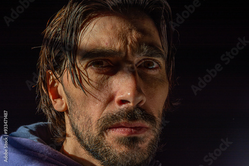 mirada directa de hombre en fondo oscuro 