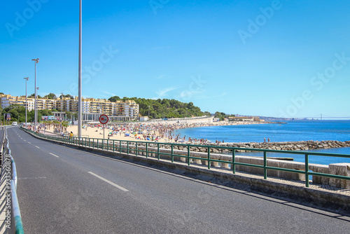 Oeiras em dias de Verão, vista parcial da Praia de Santo Amaro.
