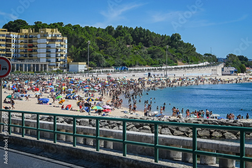 Oeiras em dias de Verão, vista parcial da Praia de Santo Amaro.