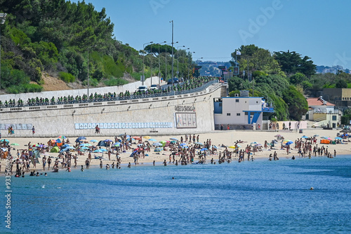 Oeiras em dias de Verão, vista parcial da Praia de Santo Amaro.