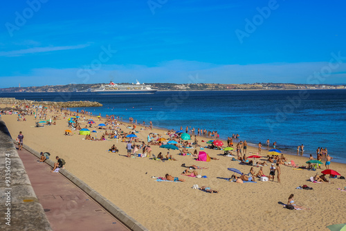 Oeiras em dias de Verão, vista parcial da Praia de Santo Amaro.