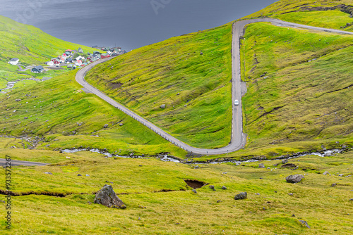 Caretera de curvas en Streymoy, Islas Feroe photo