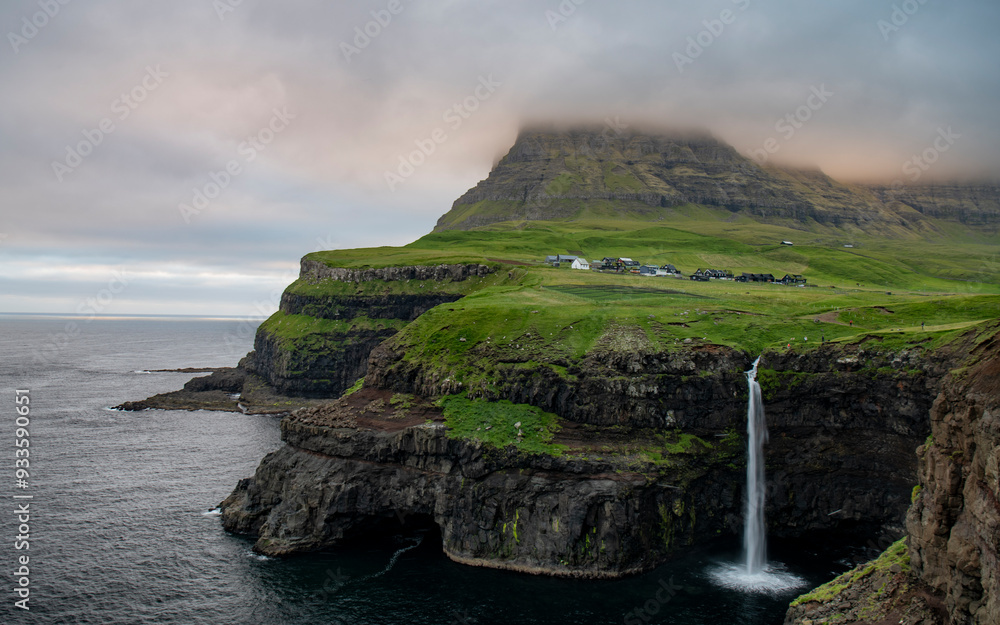 Vista de la cascada de Mullafossur en el pueblo de Gasaladur, Vágar, Islas Feroe, océano, atlántico norte, Vista de la cascada de Mullafossur en el pueblo de Gasaladur, Vágar, Islas Feroe, océano, atlántico norte,