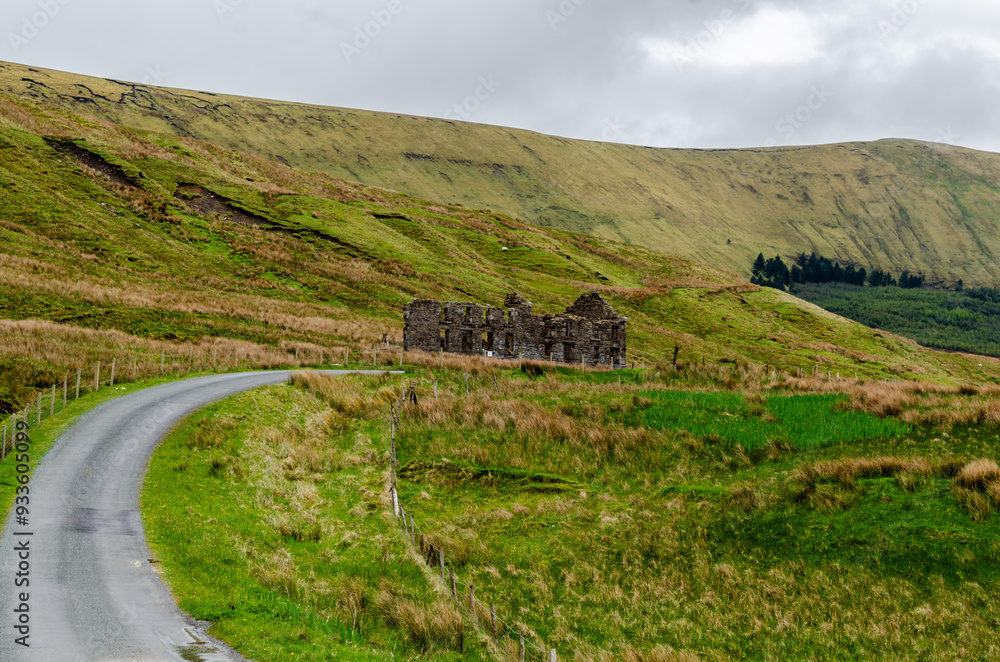 Naklejka premium Ruins of an old school in the Gleniff Valley in the dartry Mountains with a road leading up to it