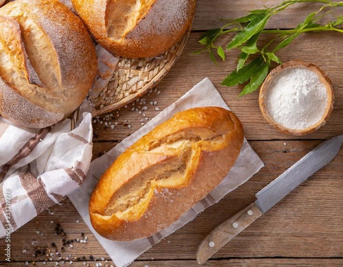 frisch gebackenes Brot auf einem Holztisch  photo