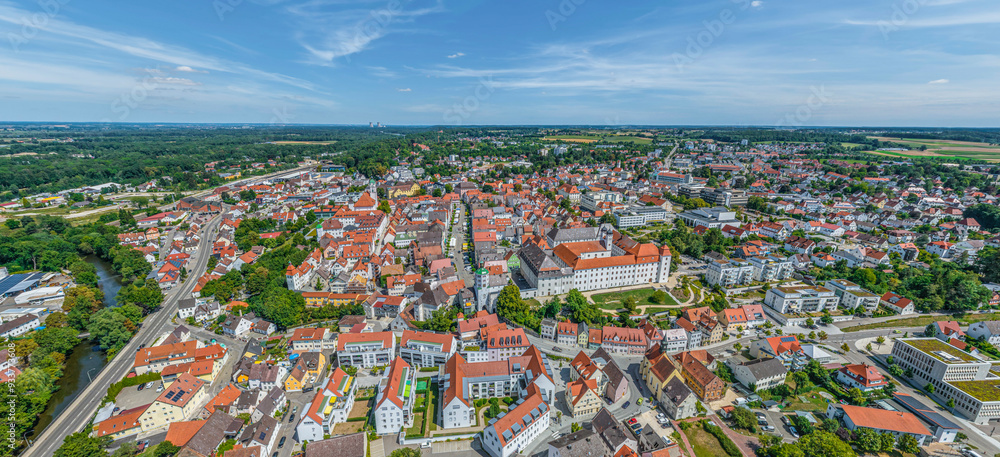 Obraz premium Die Stadt Günzburg an der Donau im Luftbild, Ausblick über das markante Schloss zur Innenstadt