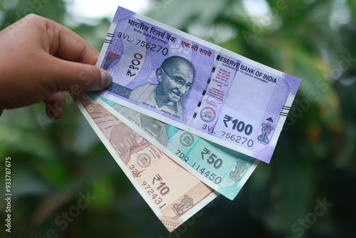 Tableau sur toile Holding indian Currency, Hundred rupee, Fifty rupee, Ten rupee note