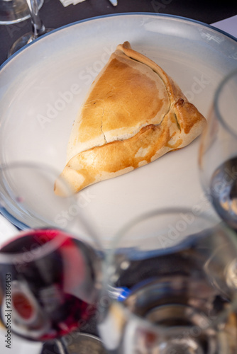 Empanada y vino