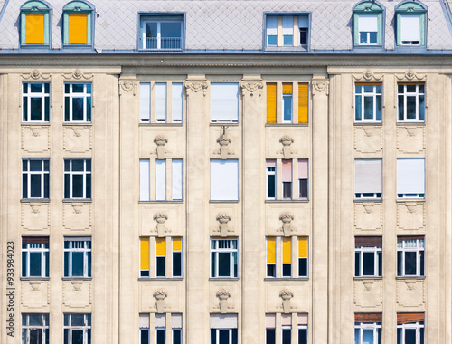 Obraz na płótnie Facade of an old residential building in Budapest w salonie