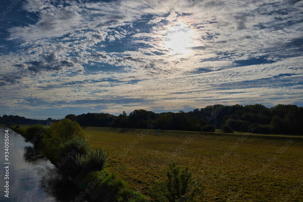 Obraz premium Impressionen am Radweg zwischen Schkeuditz und Raßnitz, Fluss Weiße Elster, Saalekreis, Sachsen Anhalt, Deutschland