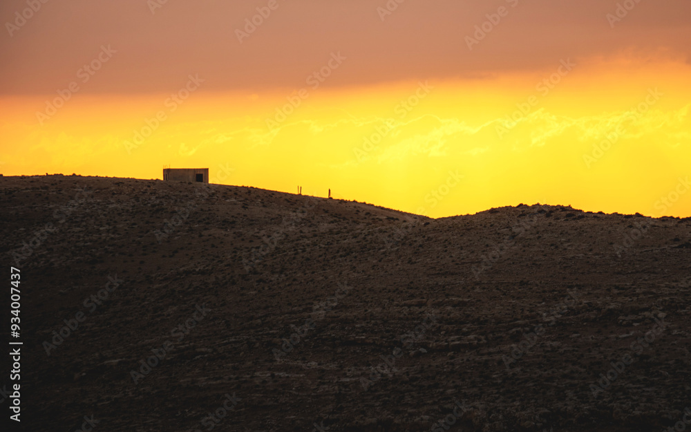 Fototapeta premium Sunset Over Mountains: Scenic View with Houses and Trees