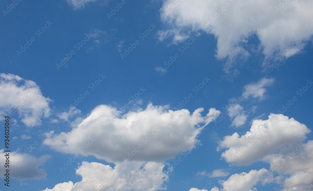 Błękitne niebo z chmurami. Blue sky with clouds. Błękitne niebo z chmurami. Blue sky with clouds.