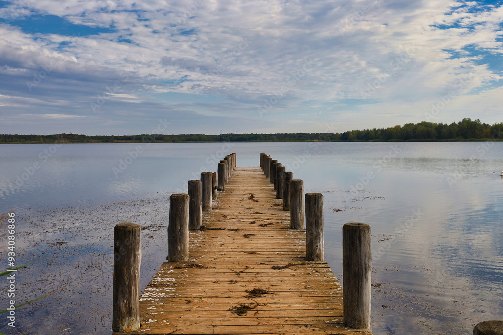 Naklejka premium Steg am Wallendorfer See, blauer Himmel mit Wolken, ehemaliger Braunkohle Tagebau Merseburg Ost, Schkopau, Saalekreis, Sachsen Anhalt, Deutschland