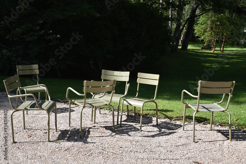 Chaises métalliques au jardin du Luxembourg à Paris. France photo