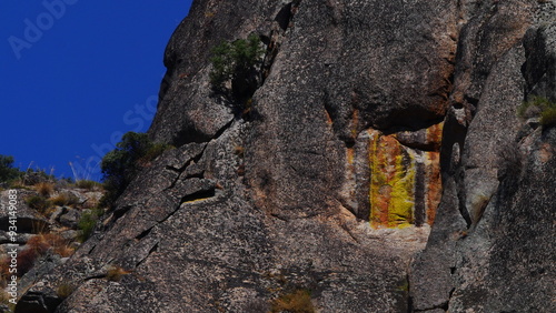 Dessin sur de la formation rocheuse, lichens ou mousse végétale jaune ou verte, montagne de cailloux, région hispanique et plantation hispanique, arbre poussant entre les rochers, hautes herbes jaunes