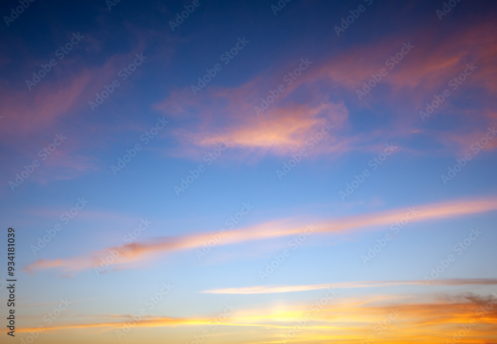 Fototapeta premium Sunset sky with pink clouds