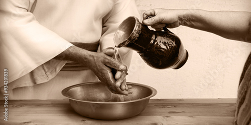 Φωτογραφία The servant pours water, and the master washes his hands