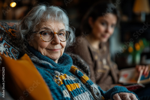 femme senior assise sur un canapÃ© bouquinant prÃ¨s d'une femme, Generative AI