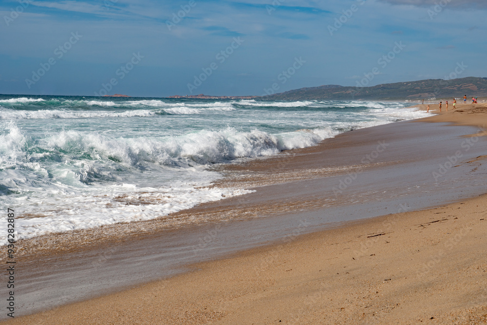 In Sardegna una spiaggia con la sabbia gialla e onde alte in estate. In Sardegna una spiaggia con la sabbia gialla e onde alte in estate.
