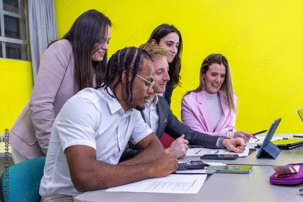 Obraz premium Multiracial young professionals collaborating in office